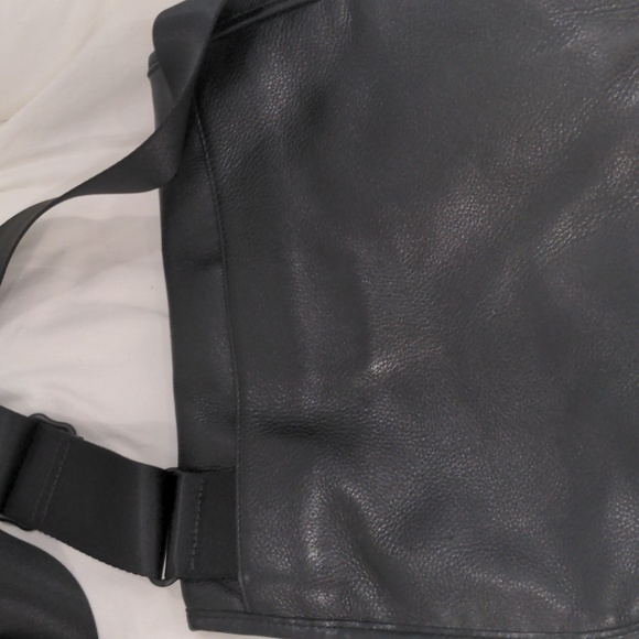 Tumi Crossbody Leather bag - Picture 6 of 7